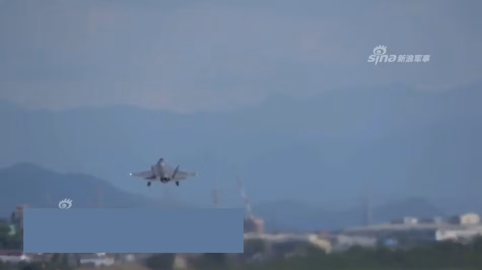 Mặc dù vậy, giới quan sát cho rằng phía Nhật sẽ lưu tâm đến những chiến đấu cơ F-35B với khả năng cất, hạ cánh gần như thẳng đứng trên đường băng ngắn hơn là những chiếc F-35A. Sở dĩ như vậy là do với khả năng cất-hạ cánh trên đường băng ngắn, những chiếc F-35B sẽ có khả năng hoạt động rất tốt trên những tàu khu trục chở trực thăng của Nhật Bản, biến những khu trục hạm chở trực thăng đó thành tàu sân bay thực sự. Nguồn ảnh: Sina.