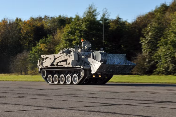 Các loại phương tiện bánh xích thường được sử dụng vào các nhiệm vụ như chiến đấu đa địa hình, chiến đấu trong địa hình đô thị (khả năng quay đầu rất nhanh) và làm các nhiệm vụ của lực lượng công binh. Do sử dụng xích di chuyển sẽ khiến tiết diện tiếp xúc giữa phương tiện và mặt đường trở nên lớn hơn, đồng nghĩa với việc các loại phương tiện bánh xích có khả năng lội bùn đất tốt hơn mà không sợ bị lún xâu, phá nát đường như khi sử dụng phương tiện bánh lốp. Nguồn ảnh: Military.