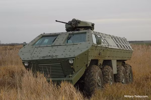 Ngoài ra, những ưu điểm khác của phương tiện bánh lốp bao gồm việc dễ điều khiển, lái xe thiết giáp bánh lốp thực chất không khác gì lái ô-tô, người lính có khả năng sử dụng phương tiện được ngay mà không cần thời gian làm quen lại như xe bánh xích. Bên cạnh khả năng vận hành dễ dàng còn có việc bảo dưỡng không cần quá nhiều công sức, các hỏng hóc liên quan đến bộ phận truyền động như hộp số, giảm xóc, lốp,... đều có thể được xử lý dễ dàng hơn nhiều so với các loại xe bánh xích. Xe bánh lốp có thể được bộ binh đẩy đi trong trường hợp xe bị hỏng mà phải di chuyển gấp và còn có tốc độ cao hơn nhiều so với xe bánh xích. Nguồn ảnh: Military.