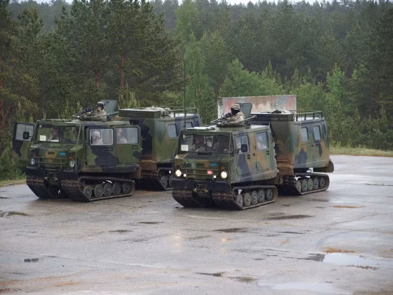 Điểm yếu của loại phương tiện bánh xích này đó là đòi hỏi hệ thống treo phức tạp, yêu cầu bảo dưỡng thường xuyên, do có nhiều mắt xích được nối với nhau nên nguy cơ "đứt xích" luôn hiện hữu rất cao. Ngoài ra, tùy theo địa hình di chuyển mà các loại xích sẽ được thiết kế khác nhau, đôi khi đòi hỏi phải mang theo xích dự phòng loại khác để tác chiến trong nhiều khu vực địa hình phức tạp. Một trong những điểm yếu lớn nhất của loại phương tiện này đó là một khi bị chết máy thì không thể... đẩy được do xích cần một lực rất lớn để chuyển động. Nguồn ảnh: Holli.