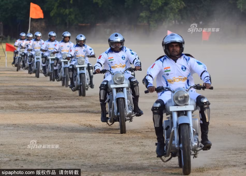 Tất cả trang thiết bị của lực lượng cảnh sát Ấn Độ, từ xe máy, giáp bảo hộ, mũ bảo hiểm và quần áo đều được sản xuất trong nước theo đơn đặt hàng đặc biệt. Những chiếc xe này có kết cấu vững chắc hơn bình thường giúp nó chịu được sức nặng của từ vài cho tới hàng chục người. Nguồn ảnh: Sipa.