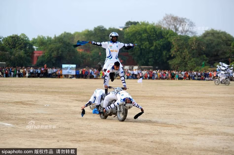 Những kỹ năng nhào lộn, làm xiếc này rõ ràng không hề thiết thực trong việc thực hiện nhiệm vụ hàng ngày của lực lượng này. Tuy nhiên, nhiều lực lượng Vũ trang Ấn Độ khác cũng có khả năng trình diễn những bài biểu diễn mang tính "Sơn đông Mãi võ" như vậy. Nguồn ảnh: Sipa.