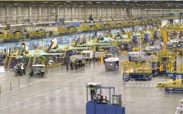 Bằng chứng đó là các chiến đấu cơ F-35 luôn chịu lép vế hơn các máy bay... F-16 khi tham gia các bài không chiến thử nghiệm. Phía Không quân Mỹ còn khẳng định họ sẽ không sử dụng các máy bay F-35 trong lực lượng của mình vì so với các chiến đấu cơ thế hệ năm F-22 Raptor thì F-35 hoàn toàn thua kém hơn về mọi mặt dù được áp dụng toàn công nghệ mới hơn. Nguồn ảnh: sina.