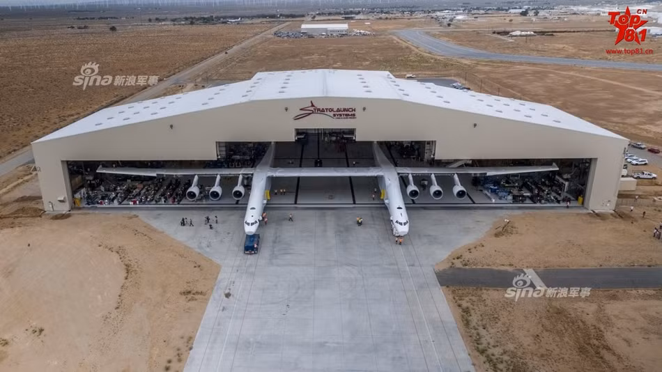 Các kỹ sư Mỹ đã phải xây dựng một nhà để máy bay riêng biệt để có thể chứa được chiếc máy bay quá khổ này. Căn nhà để máy bay này cũng chính là nơi chiếc Stratolaunce được lắp ráp. Với kích thước quá khổ của mình, không một nhà chứa máy bay đơn nào trên thế giới có thể chứa nổi chiếc Stratolaunch, nếu đặt trong nhà chứa máy bay dài, chiếc Stratolaunch sẽ chiếm chỗ của... 3 chiếc máy bay chở khách cỡ lớn khác. Nguồn ảnh: Top81.