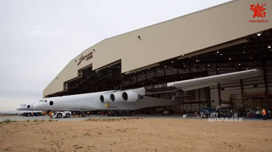 Siêu phi cơ Stratolaunch được trang bị 6 động cơ Pratt &amp; Whitney PW4056 tu-bô. Mỗi động cơ cung cấp khoảng 252,4 kN công suất lực đầy. Lượng nhiên liệu dự trữ cũng cho phép chiếc máy bay này bay với tầm bay tối đa lên tới 3704 km. Nguồn ảnh: Top81.