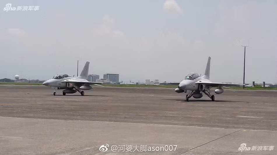 Phía Quân đội Philippines đã đặt mua tổng cộng 12 chiếc máy bay chiến đấu hạng nhẹ/huấn luyện T-50 từ Hàn Quốc. Hai chiếc T-50 nước này nhận được vào cuối tháng 5 vừa qua là những chiếc cuối cùng trong đơn hàng. Nguồn ảnh: Sina.