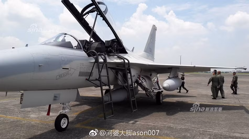 Hợp đồng mua 12 máy bay chiến đấu hạng nhẹ/huấn luyện T-50 được phía Philippines ký với Hàn Quốc từ tháng 3/2014. Nguồn ảnh: Sina.