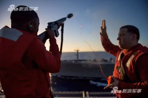 Chuyến hành trình của chiếc USS Ronald Regan từ vùng biển Hàn Quốc tới Singapore đã phải qua khu vực biển Đông vào trung tuần tháng 6 vừa rồi. Trong thời gian di chuyển trên khu vực Biển Đông chiếc tàu sân bay này của Mỹ đã tiến hành nhận hàng tiếp tế ngay trên biển. Nguồn ảnh: Sina.