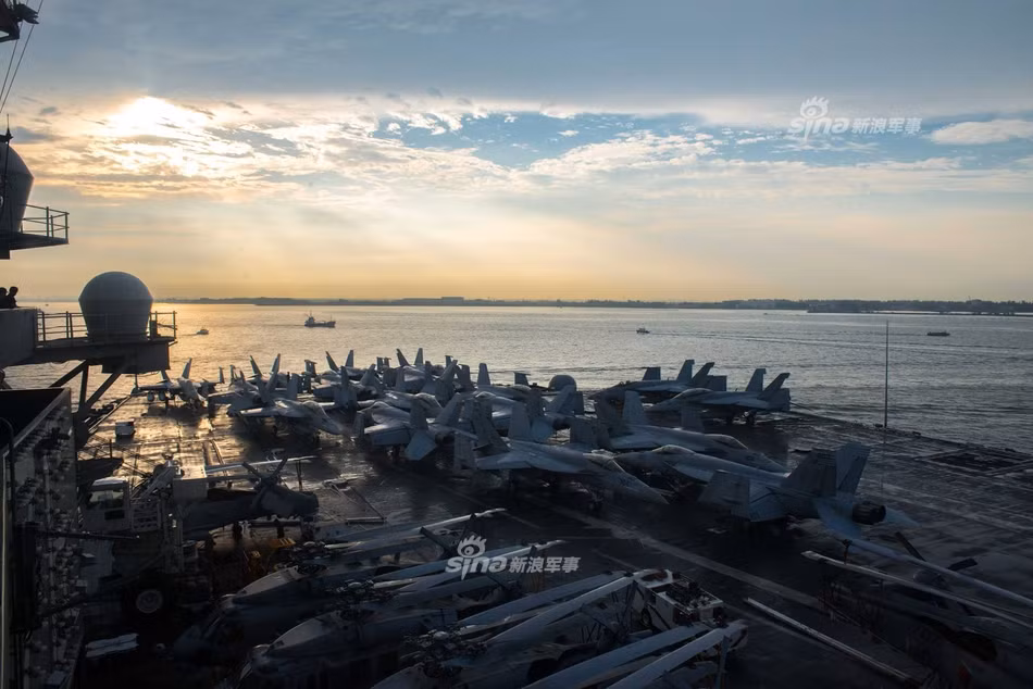 Các máy bay trên tàu sân bay USS Ronald Regan không tổ chức bất cứ một màn trình diễn cất-hạ cánh nào trong chuyến viếng thăm tới vùng biển Singapore lần này. Nguồn ảnh: Sina.