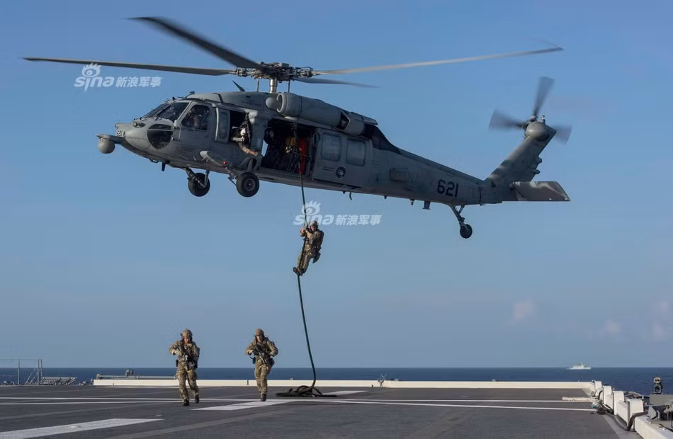 Sau chuyến hành trình từ vùng biển Hàn Quốc qua Thái Bình Dương, tàu sân bay USS Ronald Regan của Mỹ đã tới Singapore vào hôm 21/6 vừa qua. Nguồn ảnh: Sina.