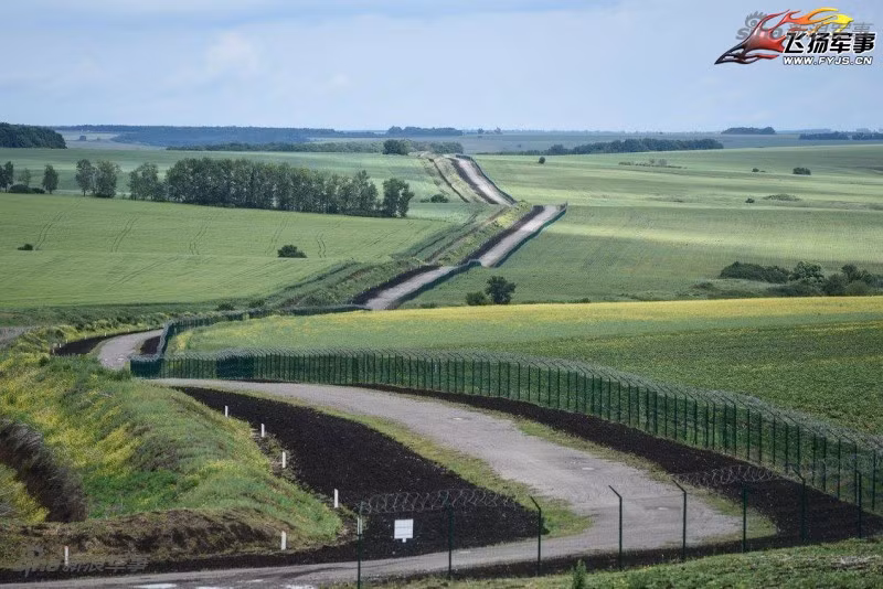 Đã từng có thời Nga và Ukraine rất thân thiết nhau, ấy vậy mà giờ đây giữa biên giới hai nước lại có một bức tường rào xa cách. Không phải Nga mà chính là Ukraine đã xây lên bức tường dài 2300 km phân chia ranh giới giữa hai nước này. Nguồn ảnh: Sina.