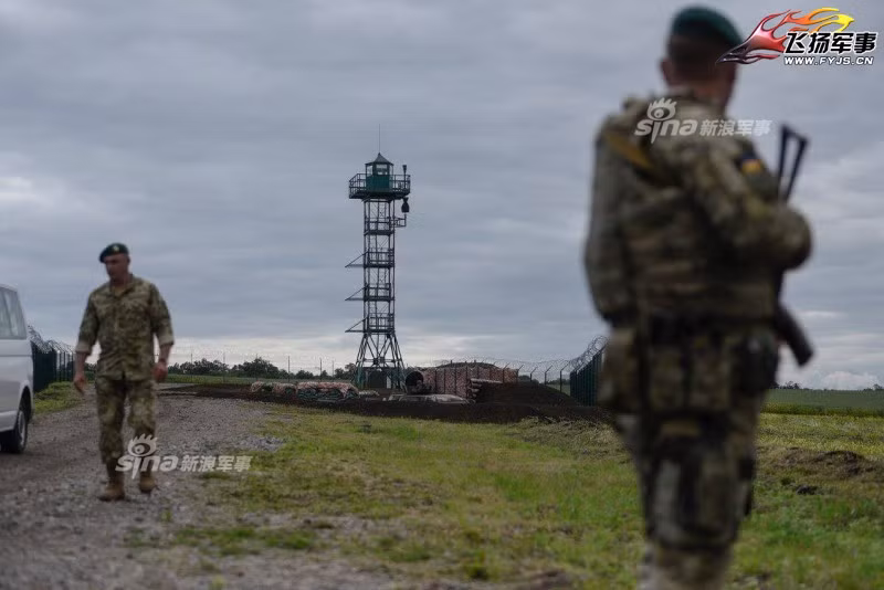 Không chỉ tự xây dựng một bức tường rào trị giá nửa tỉ USD dọc biên giới với Nga, Ukraine còn cho rằng các nước châu Âu có chung đường biên giới với Nga nên học tập theo điều đó và xây dựng nên một bức tường ngăn cách nước Nga với cả... châu Âu. Nguồn ảnh: Sina.