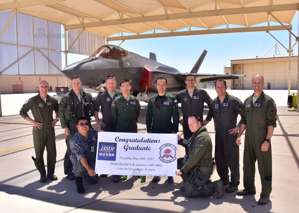 Các phi công tiêm kích F-35 đầu tiên của Nhật đang học tại Arizona, Mỹ đã có thể thực hiện được những chuyến bay đơn đầu tiên với phi cơ F-35A hồi trung tuần tháng năm vừa rồi. Các chuyến bay đơn được thực hiện chỉ với duy nhất phi công Nhật điều khiển chiến đấu cơ F-35, các huấn luyện viên Mỹ chỉ làm nhiệm vụ dẫn đường và giám sát từ dưới đất. Nguồn ảnh: Sina.