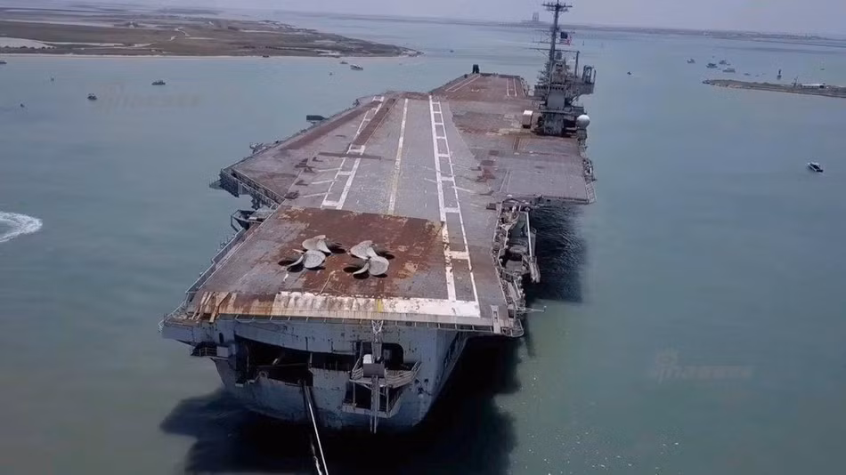 Tàu sân bay USS Independence có độ giãn nước tối đa 80.000 tấn, tàu dài 326 mét, lườn rộn 39,3 mét, mớm nước 11,3 mét. Con tàu này có tốc độ tối đa 30 hải lý trên giờ tương đương với 55 km/h. Tàu có khả năng mang theo tối đa 85 máy bay chiến đấu. Nguồn ảnh: Sina.