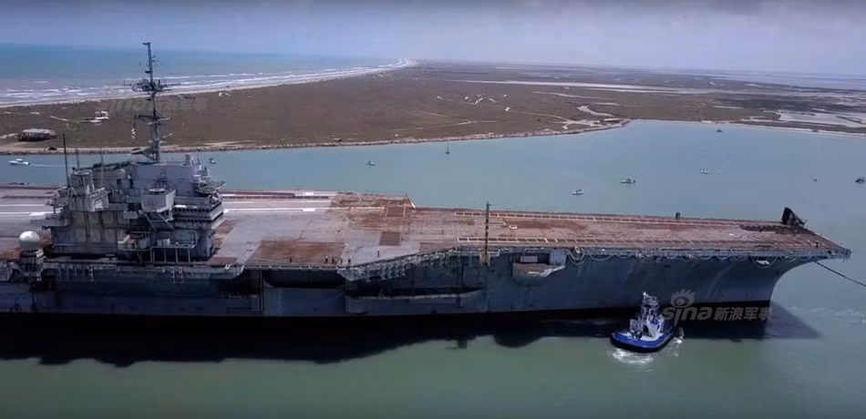 Thông thường, để tiết kiệm chi phí phá dỡ, Hải quân Mỹ sẽ sử dụng những chiếc tàu cũ này làm bia tập bắn. Tuy nhiên chiếc USS Independence đã quá nổi tiếng và Hải quân Mỹ không muốn mang chiếc tàu đã từng một thời làm biểu tượng lực lượng ra làm... bia tập bắn. Nguồn ảnh: Sina.