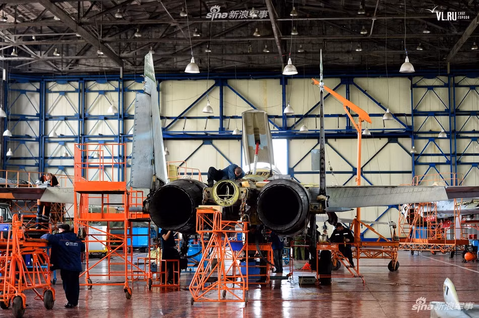 Nhà máy sửa chữa 322 có rất nhiều nhà chứa máy bay, mỗi nhà chứa có thể đặt được 21 máy bay các loại. Nguồn ảnh: Sina.