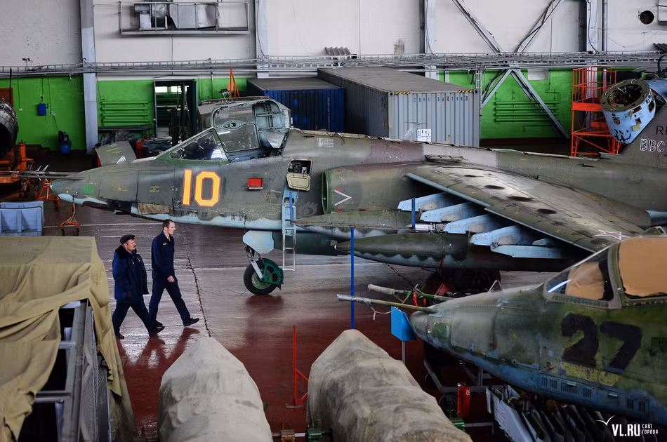 Máy bay cường kích Su-25 đang được đại tu, bảo dưỡng tại nhà máy 322. Hiện vẫn còn khoảng 300 chiếc phục vụ trong Không quân Nga. Nguồn ảnh: Sina.