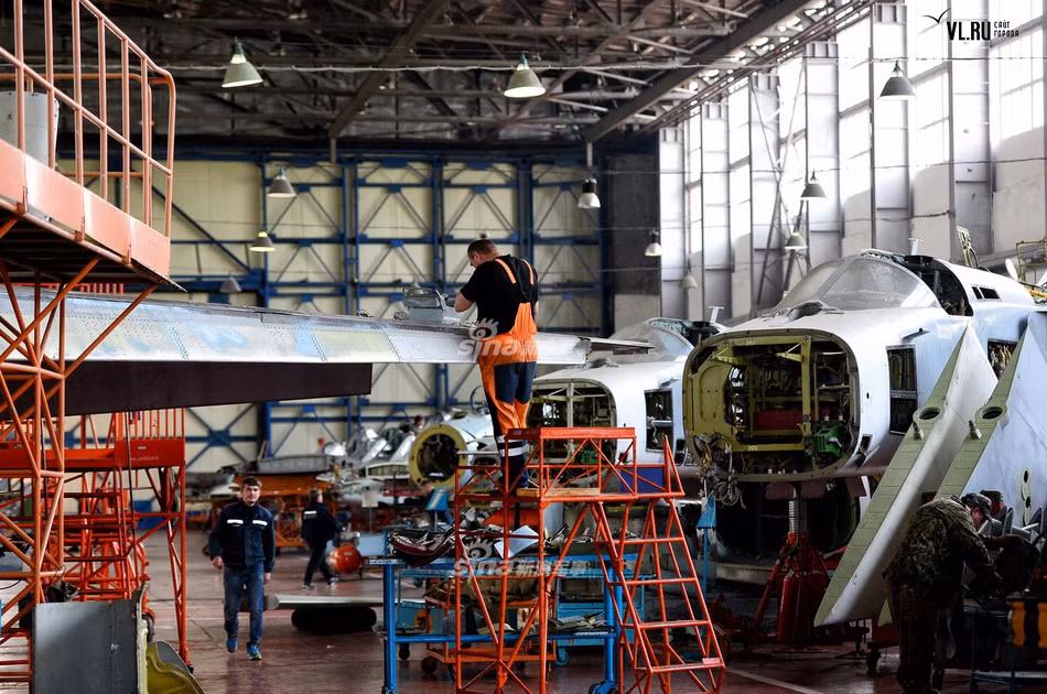 Bảo dưỡng, sửa chữa máy bay chiến đấu gồm máy bay tiêm kích, máy bay ném bom và máy bay cường kích là yếu tố quan trọng trong việc duy trì khả năng phòng thủ của Nga. Việc bảo vệ được các nhà máy này mang tính "sống còn" với cả lực lượng Không quân Nga. Nguồn ảnh: Sina.