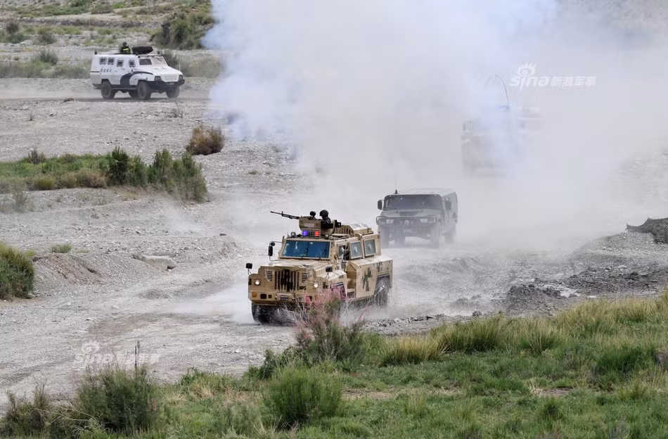 Cuộc tập trận được diễn ra giữa Trung Quốc và Kyrgyzstan vào hôm 27/6 vừa qua. Mặc dù chỉ là một cuộc tập trận chống khủng bố, tuy nhiên phía Trung Quốc đã huy động vào cuộc tập trận này rất nhiều khí tài với hỏa lực mạnh. Nguồn ảnh: Sina.