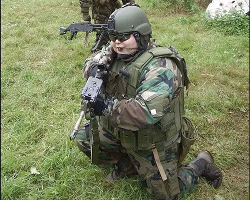 Dù ở trong môi trường huấn luyện cực kỳ khắc nghiệt nhưng không hiểu vì lý do gì vẫn có những binh lính thừa cân "béo tròn trùng trục". Nguồn ảnh: Inqui.