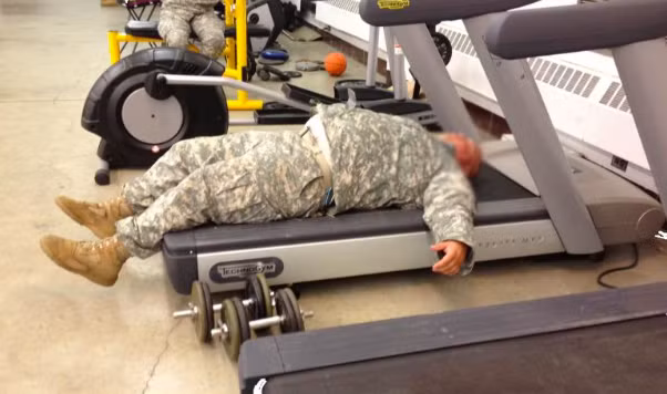 Tuy vậy, dù ở bất cứ môi trường nào, giảm cân cũng không phải là việc dễ dàng. Ảnh: Một binh lính béo phì "gục ngã" trên máy chạy bộ. Nguồn ảnh: Rally.