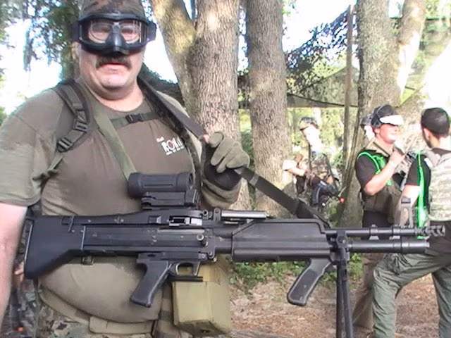 Mặc dù vậy, với khẩu phần ăn quá đầy đủ chất dinh dưỡng, đi hành quân chủ yếu ngồi trên... thùng xe tải hoặc được trực thăng vận, ít người lính nào có thể giảm cân được trong môi trường "phục vụ chu đáo" như vậy. Nguồn ảnh: Outreg.