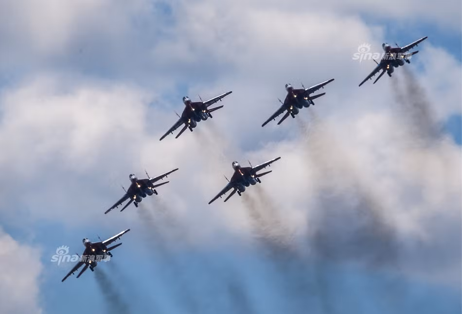 Phi đội Những kỵ sĩ Nga có màn đồng diễn cực kỳ bắt mắt và không hề nhàn chán dù lực lượng này đã trình diễn nhào lộn trên không từ suốt mấy chục năm nay. Nguồn ảnh: Sina.