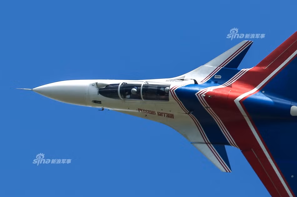 Những màn trình diễn ở độ cao thấp chỉ vài chục mét vừa khiến người xem được thưởng thức trọn vẹn hơn bài bay nhào lộn, vừa chứng tỏ được sự khéo léo, kỹ năng tột đỉnh của những phi công này. Nguồn ảnh: Sina.