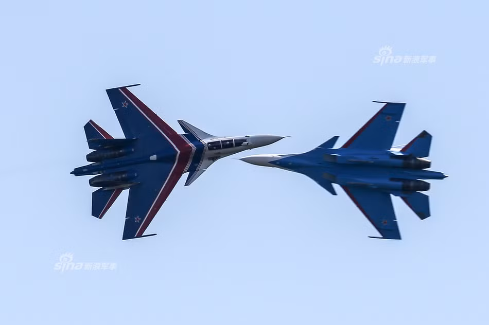 Từ góc nhìn của khán đài, những chiếc máy bay này trông không khác gì đang đâm thẳng vào nhau, khán giả sẽ vừa được ngắm nhìn những màn đồng diễn ngoạn mục, vừa trải qua cảm giác... thót tim. Nguồn ảnh: Sina.