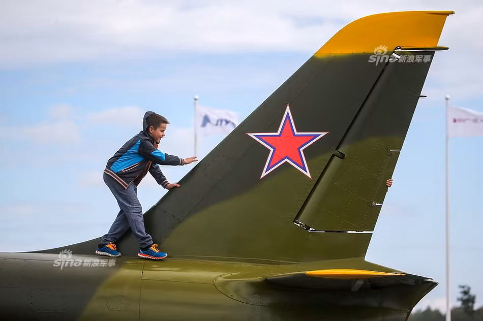 Thoải mái leo trèo lên máy bay. Ở Nga, người ta có cách giáo dục tinh thần yêu nước cho trẻ em rất tốt, cách tốt nhất để trẻ em Nga tự hào về quân đội, về lịch sử chiến tranh hào hùng của quốc gia mình chính là cho chúng tiếp xúc với những thành tựu vĩ đại của ngành công nghiệp quốc phòng. Nguồn ảnh: Sina.