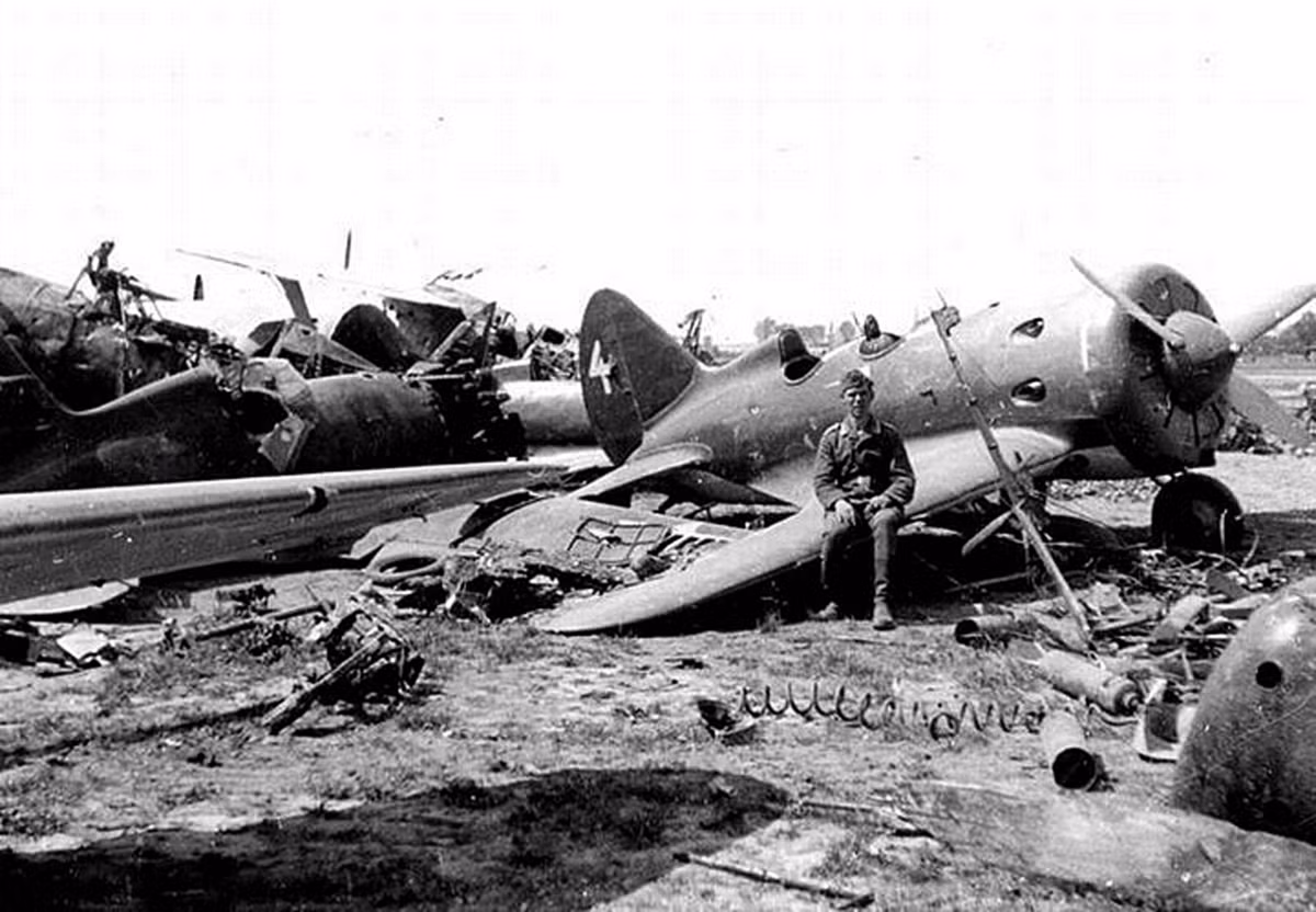 Các máy bay nằm dưới đất cũng là một mục tiêu cực kỳ dễ dàng của các phi công vì chúng quá to và hoặc đứng yên hoặc di chuyển cực chậm. Ví dụ như trong trận Trân Châu Cảng, phía Mỹ không có một máy bay nào cất cánh nổi khi bị Nhật tấn công bất ngờ, tuy nhiên Mỹ lại mất tới gần 400 máy aby các loại do bị không quân Nhật tiêu diệt khi còn nằm ở dưới đất. Nguồn ảnh: Pinterest.