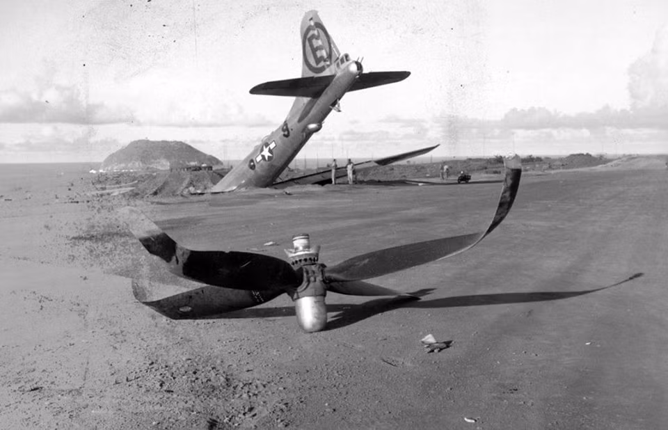 Nói tóm lại, những chiếc máy bay chỉ có thể trở nên nguy hiểm khi chúng đang tung cánh trên trời, khi ở dưới mặt đất, chúng sẽ là mục tiêu cực kỳ ngon ăn của toàn bộ các lực lượng của đối phương, đặc biệt là lực lượng không quân. Một tốp không quân với vài ba chiếc tiêm kích có thể tiêu diệt hàng chục máy bay địch dưới sân bay mà chỉ cấn hai vòng lượn "cơ bản". Nguồn ảnh: Pinterest.