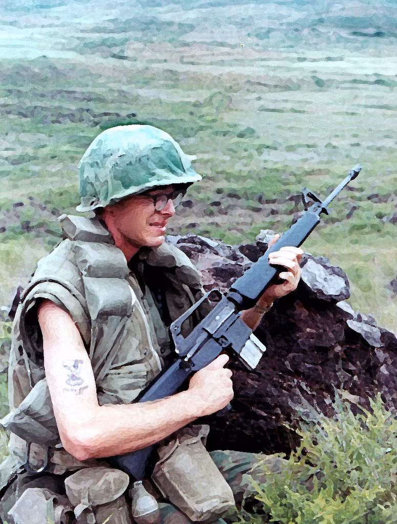 M16A1 là loại súng trường tấn công phổ biến nhất được trang bị đại trà cho toàn bộ binh lính Mỹ tham chiến trong Chiến tranh Việt Nam. Tuy nhiên, khi phải đối đầu với khẩu AK-47 đầy uy lực của Liên Xô thì khẩu M16 đã bộc lộ quá nhiều nhược điểm và tỏ ra lép vế hoàn toàn. Nguồn ảnh: Flickr.