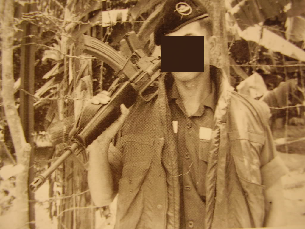 Cho tới tận khi chiến tranh kết thúc, binh lính Mỹ vẫn không thể hiểu nổi tại sao một khẩu súng quá tồi tệ như M16A1 lại được chọn làm vũ khí cá nhân chính thức cho toàn bộ lực lượng Mỹ trên toàn thế giới thời bấy giờ. Thực ra, khẩu M16A1 không đến nỗi tệ như vậy, chỉ đơn giản là khi phải đặt lên bàn so sánh với khẩu AK-47 của Liên Xô thì M16A1 phải chịu sự lép vế hoàn toàn mà thôi. Nguồn ảnh: Military.