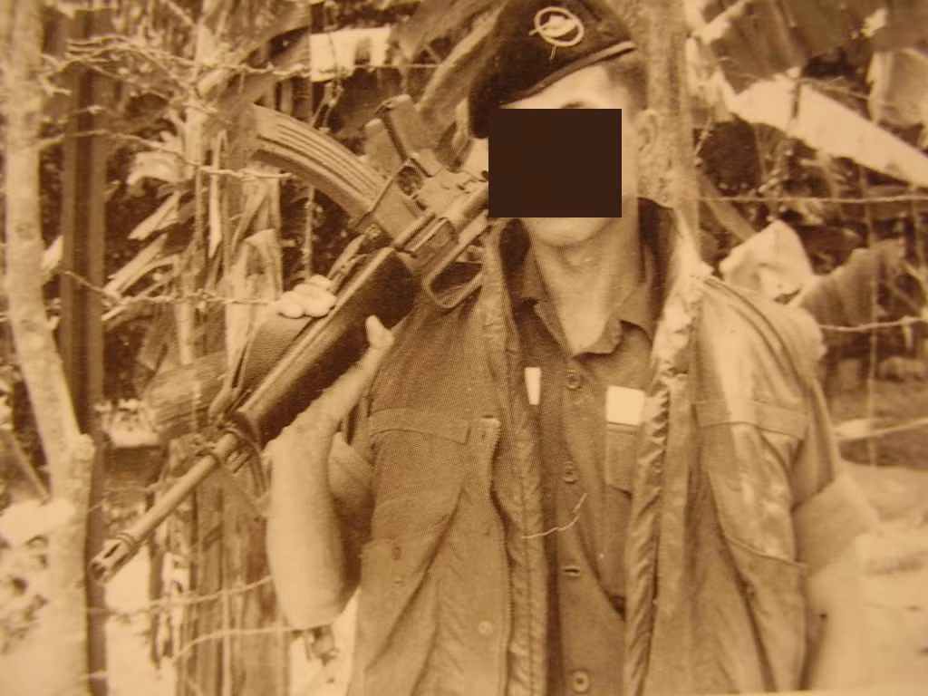 Cho tới tận khi chiến tranh kết thúc, binh lính Mỹ vẫn không thể hiểu nổi tại sao một khẩu súng quá tồi tệ như M16A1 lại được chọn làm vũ khí cá nhân chính thức cho toàn bộ lực lượng Mỹ trên toàn thế giới thời bấy giờ. Thực ra, khẩu M16A1 không đến nỗi tệ như vậy, chỉ đơn giản là khi phải đặt lên bàn so sánh với khẩu AK-47 của Liên Xô thì M16A1 phải chịu sự lép vế hoàn toàn mà thôi. Nguồn ảnh: Military.