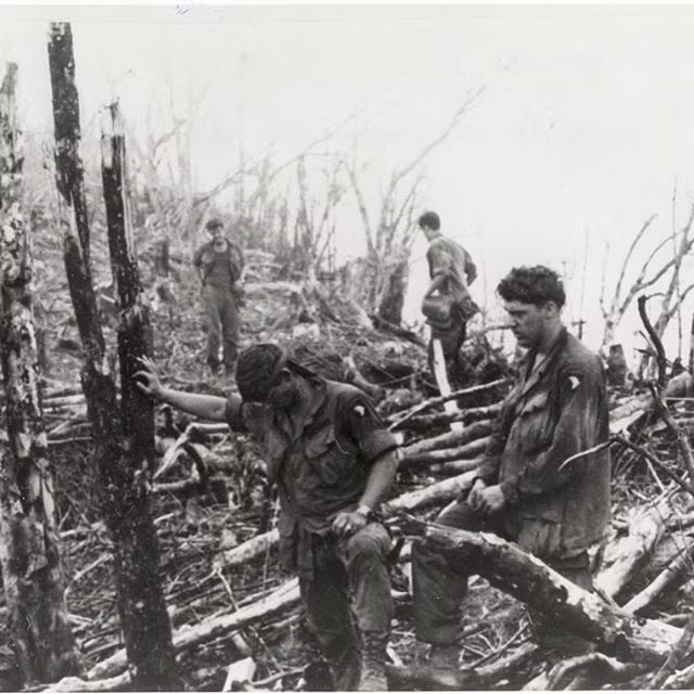 Áp lực từ dư luận và Quốc hội Mỹ được coi là nguyên nhân dẫn đến việc tướng Abrams ngừng chính sách "áp lực tối đa" chống lại Quân Giải phóng miền Nam Việt Nam còn Tổng thống Richard Nixon đẩy nhanh thực hiện chiến lược Việt Nam hóa chiến tranh, đưa cả dân tộc Việt Nam vào cảnh "nồi da xáo thịt" nhằm mục đích giảm bớt thương vong cho binh lính Mỹ. Nguồn ảnh: Pinterest.