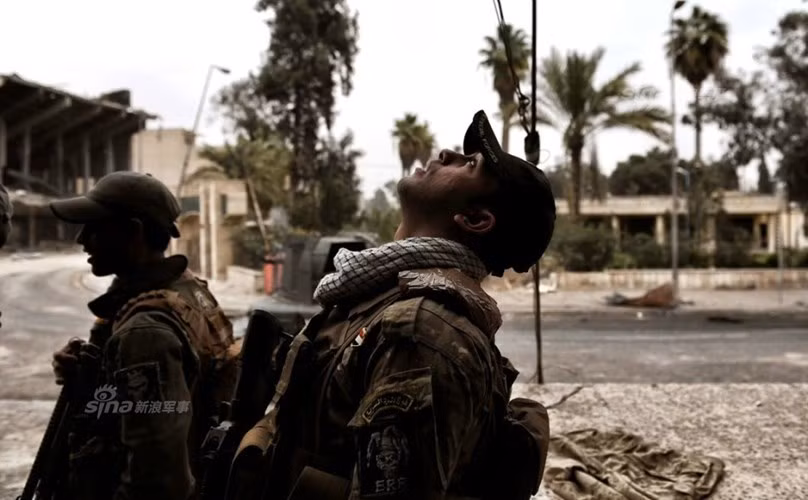 Nếu muốn đề phòng các máy bay không người lái của đối phương, người lính không còn cách nào khác đó là phải quan sát bầu trời trong tư thế "ngửa cổ" như thế này. Nguồn ảnh: Sina.