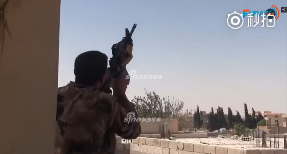 Chính những đặc điểm trên đã khiến cho những chiếc máy bay điều khiển từ xa vốn được thiết kế để phục vụ cho nhu cầu giải trí lại trở thành một thứ vũ khí quyết định sự sống và cái chết của hàng nghìn người trên chiến trường Trung Đông. Nguồn ảnh: Sina.