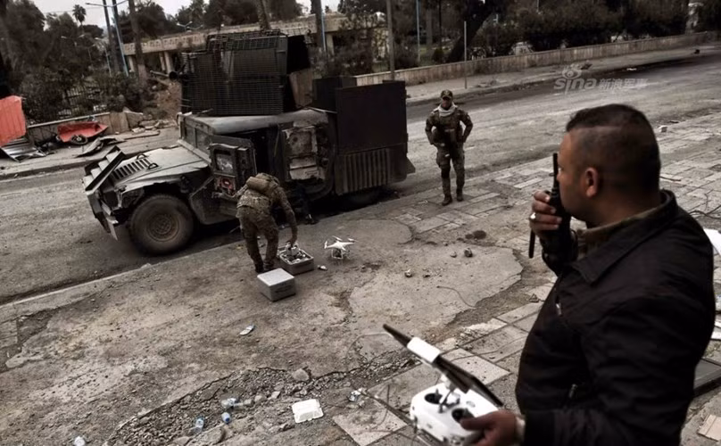 Ngoài ra, với khả năng mang theo những quả bom cỡ nhỏ, chiếc máy bay này cũng có thể thực hiện nhiệm vụ của một chiếc máy bay không người lái vũ trang. Dù hỏa lực không mạnh và có độ chính xác không cao, tuy nhiên việc dội bom bất ngờ cũng sẽ khiến đối phương bị hoang mang, gây hiệu ứng tâm lý. Nguồn ảnh: Sina.