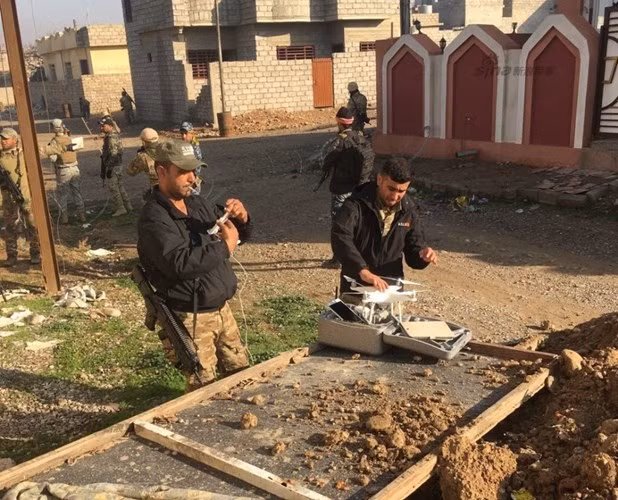 Một trong những thứ vũ khí hiện giờ đã trở thành "trào lưu" của mọi lực lượng tham chiến trên chiến trường Trung Đông chính là những chiếc máy bay điều khiển từ xa. Toàn bộ những loại máy bay này đều là hàng dân sự, được cải tiến, cải biên và "độ" lại để phục vụ cho mục đích quân sự. Nguồn ảnh: Sina.