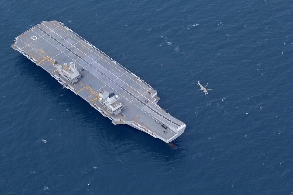 Mặc dù vậy, giới báo chí Anh vẫn gọi đây là siêu tàu sân bay Anh quốc và là niềm tự hào của Nữ Hoàng. Trong lịch sử hào hùng của Hải quân Hoàng gia Anh, chiếc HMS Queen Elizabeth là chiếc tàu chiến lớn nhất từng được đóng, nó có độ giãn nước 70.000 tấn. Nguồn ảnh: Thesun.