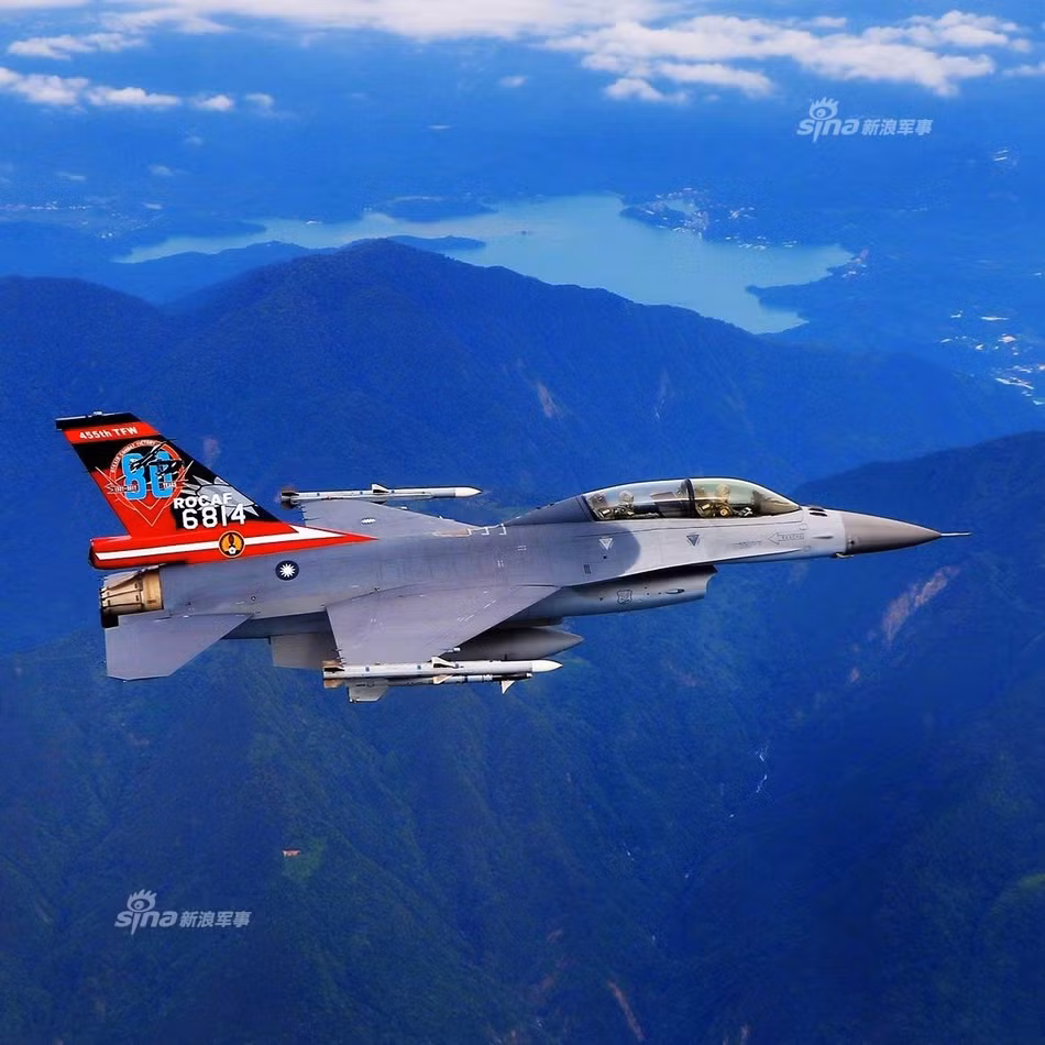 Đây cũng là loại máy bay chiến đấu được trang bị với số lượng lớn nhất trong Không lực Đài Loan với số lượng lên tới 115 chiếc. Những chiến đấu cơ này là loại F-16A và F-16B. Cả hai phiên bản F-16A và F-16B đều được trang bị cùng một loại động cơ và có khả năng chiến đấu gần như tương đương. Nguồn ảnh: Sina.