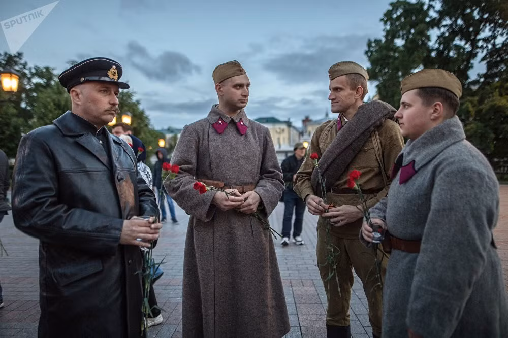 Thế hệ trẻ tưởng niệm những tử sỹ trong cuộc chiến tranh Vệ quốc Vĩ đại với bộ trang phục Hồng Quân truyền thống. Nguồn ảnh: Sputnik.