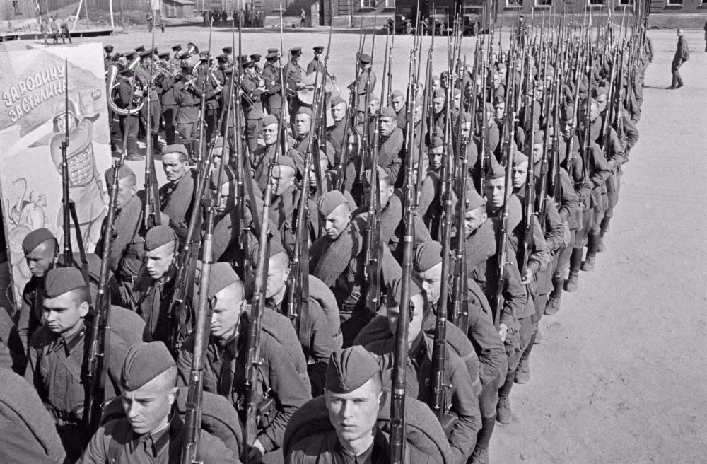 Hàng dài binh lính tiến thẳng từ Moscow ra tiền tuyến, ảnh chụp ngày 23/6/1941. Nhiều tài liệu cho rằng tuổi thọ trung bình của một người lính Hồng quân Liên Xô chỉ là khoảng 3 ngày tính từ khi đặt chân tới chiến trường, vậy nên rất có thể những người lính trong ảnh này đều đã không thể trở về, nhất là khi quân đội Liên Xô đang trong tình cảnh khó khăn giai đoạn đầu cuộc chiến. Nguồn ảnh: Sputnik.
