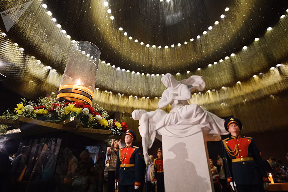 Lễ tưởng niệm được diễn ra bên trong Bảo tàng Chiến tranh Vệ quốc Vĩ đại, nơi người dân tới thắp nến để tưởng nhớ những người đã hy sinh vì đất nước Liên Xô. Nguồn ảnh: Sputnik.