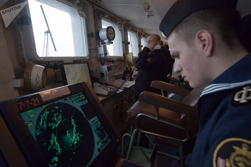 Boong chỉ huy của tàu Phó đô đốc hạm Kulakov, một thủy thủ đang theo dõi màn hình radar để kiểm soát địa hình trong khu vực. Nguồn ảnh: Sputnik.