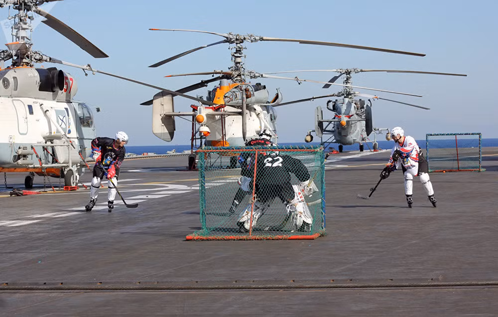 Vào những giây phút rảnh rỗi, những thủy thủ trên tàu sân bay Kuznetsov có thể thoải mái tận dụng đường băng trên tàu làm nơi chơi Hockey. Nguồn ảnh: Sputnik.