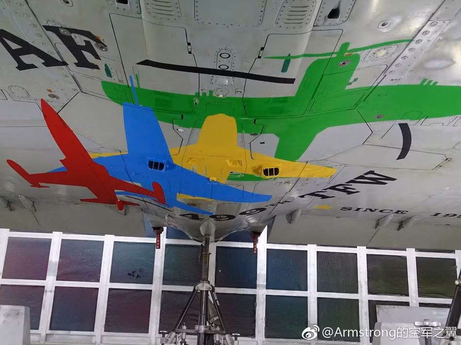 Màu sơn với nhiều thế hệ chiến đấu cơ khác nhau, từ những chiếc máy bay sử dụng động cơ cánh quạt đời đầu cho tới những phản lực cơ hiện đại sau này. Nguồn ảnh: Sina.