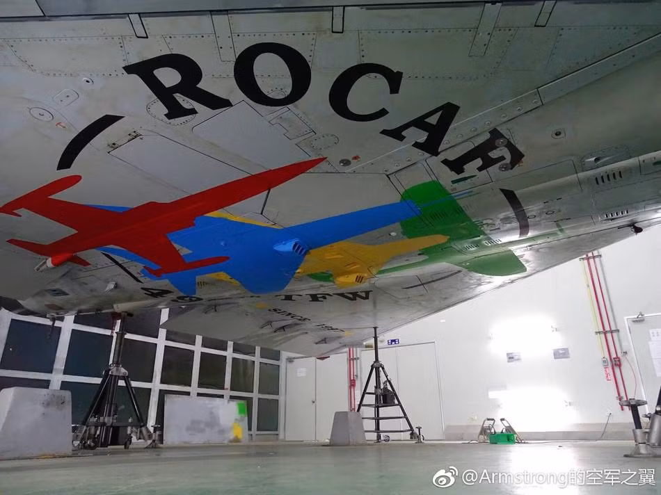 Những chiếc tiêm kích Mirage 2000 đầu tiên đã có mặt phục vụ trong Không quân Đài Loan từ năm 1997, tính đên nay là vừa tròn 20 năm. Cuối tuần vừa rồi, Đài Loan đã sơn màu áo mới với những họa tiết, hoa văn "tri ân" 20 năm phục vụ của các máy bay Mirage 2000 trong lực lượng này. Nguồn ảnh: Sina.