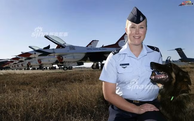 Do không có sự phân biệt nam nữ trên chiến trường nên những nữ quân nhân này phải trải qua quá trình đào tạo giống hệt với nam giới, hoàn toàn không có sự khác biệt. Nguồn ảnh: Sina.